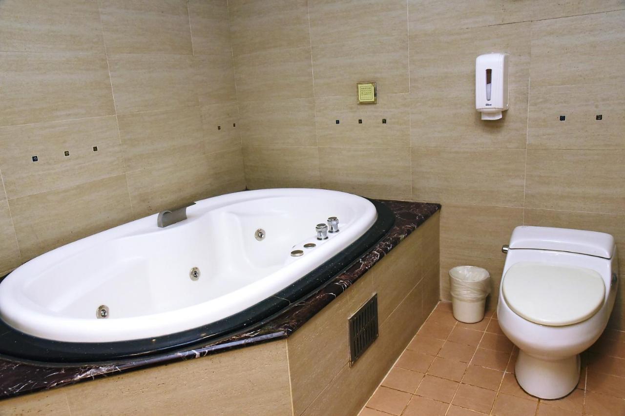 England Business Motel Yilan Exterior photo